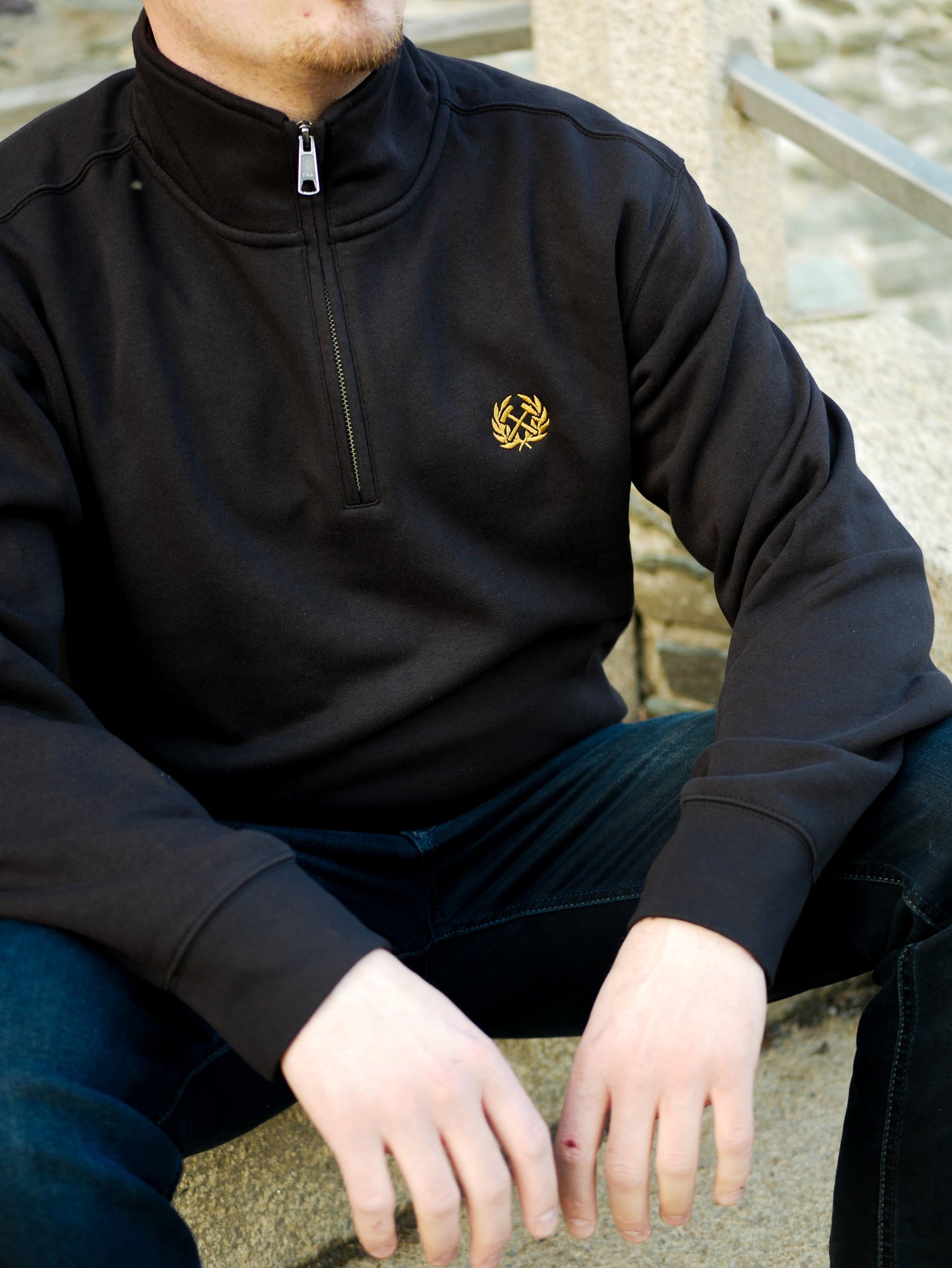 Half Zip Sweatshirt – Schwarz & Gold