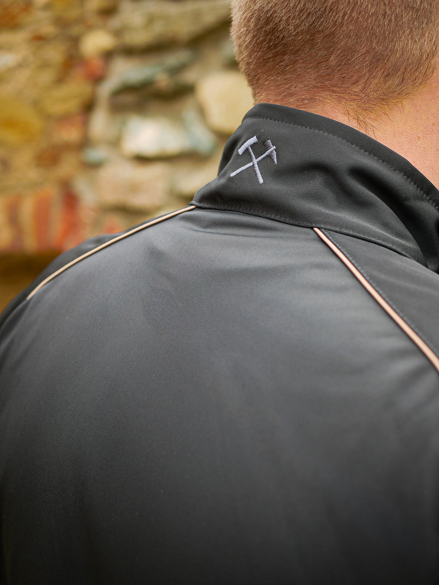 Trainingsjacke - Schwarz//Gold