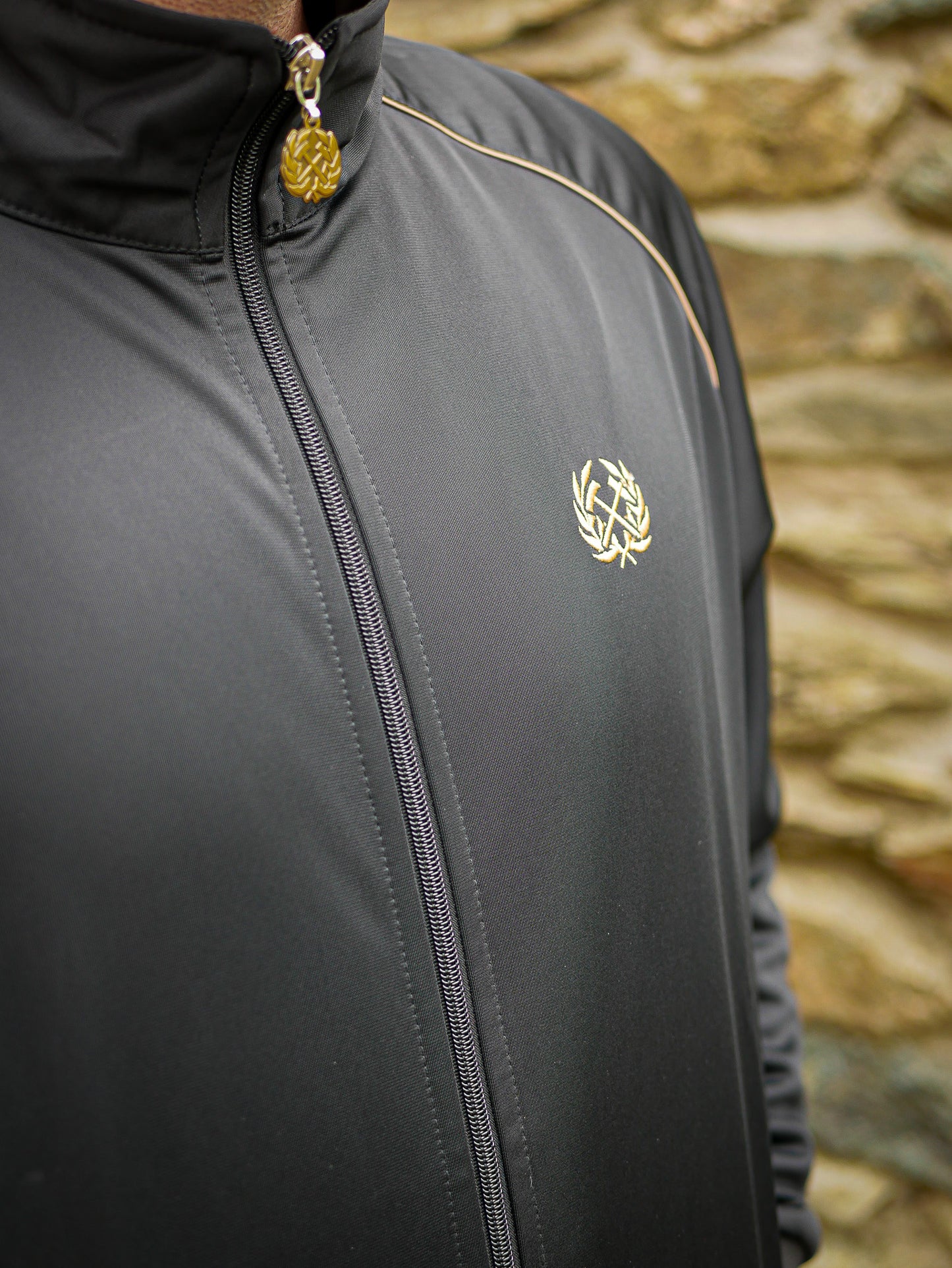 Trainingsjacke - Schwarz//Gold