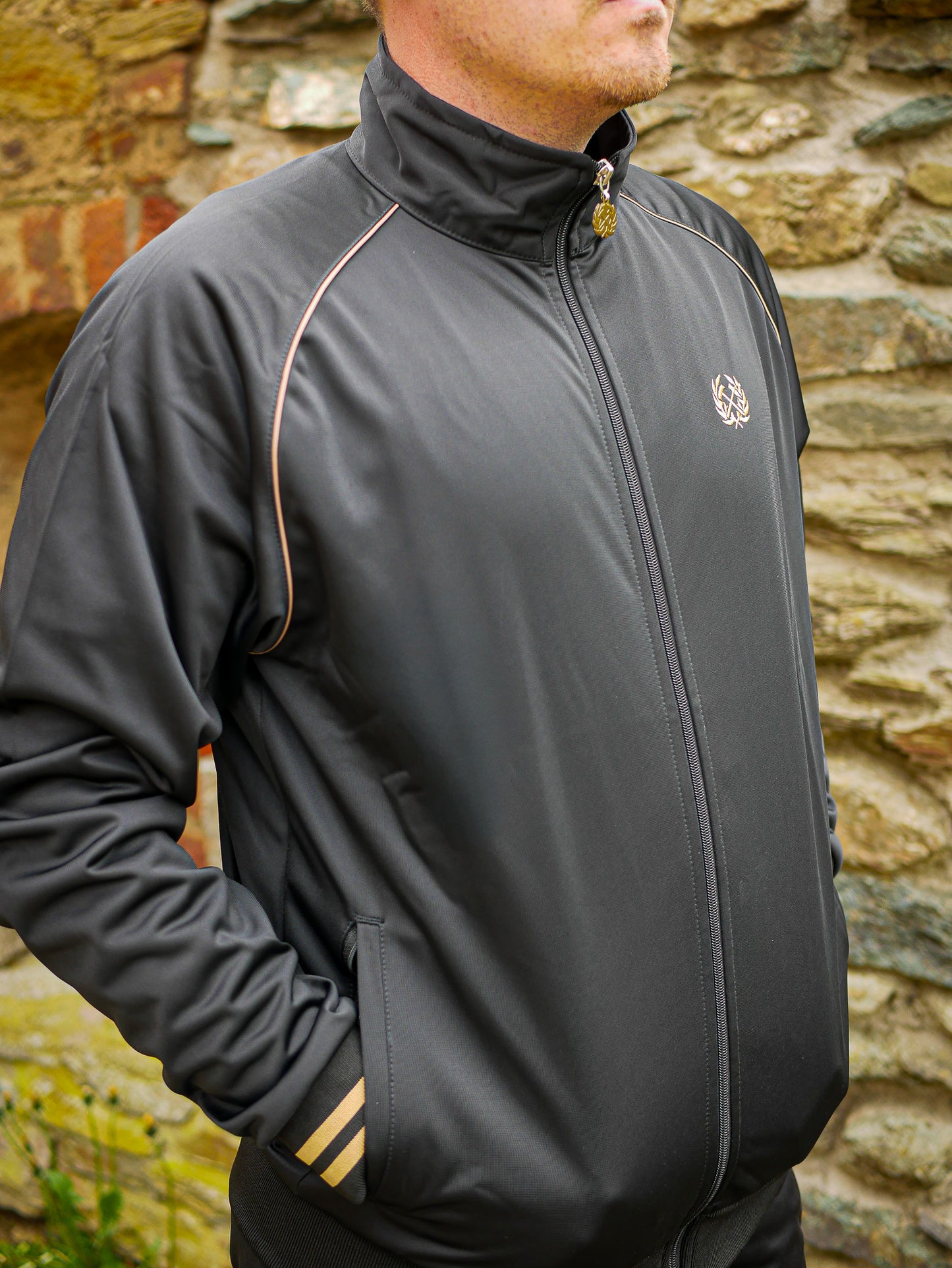Trainingsjacke - Schwarz//Gold