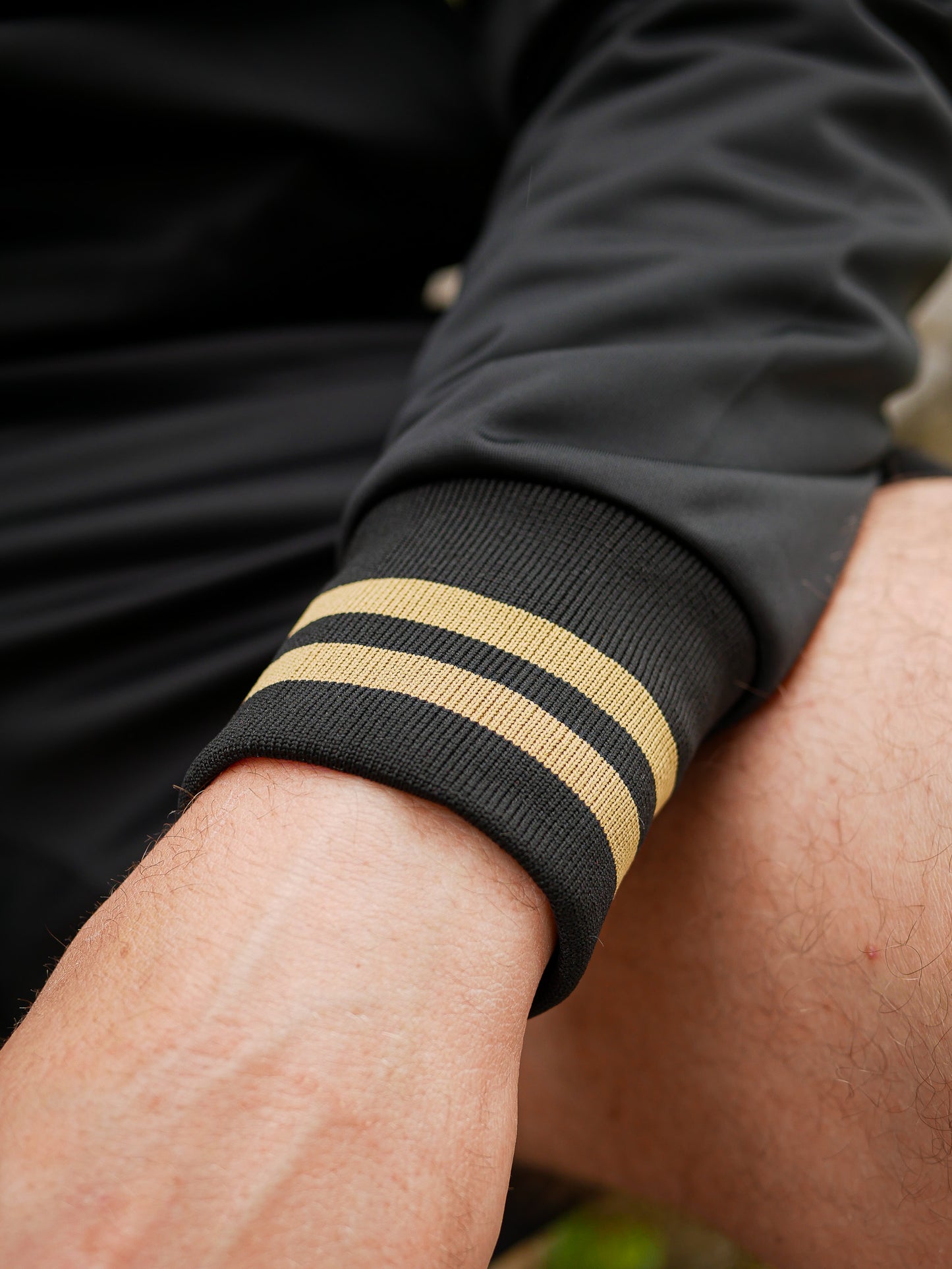Trainingsjacke - Schwarz//Gold