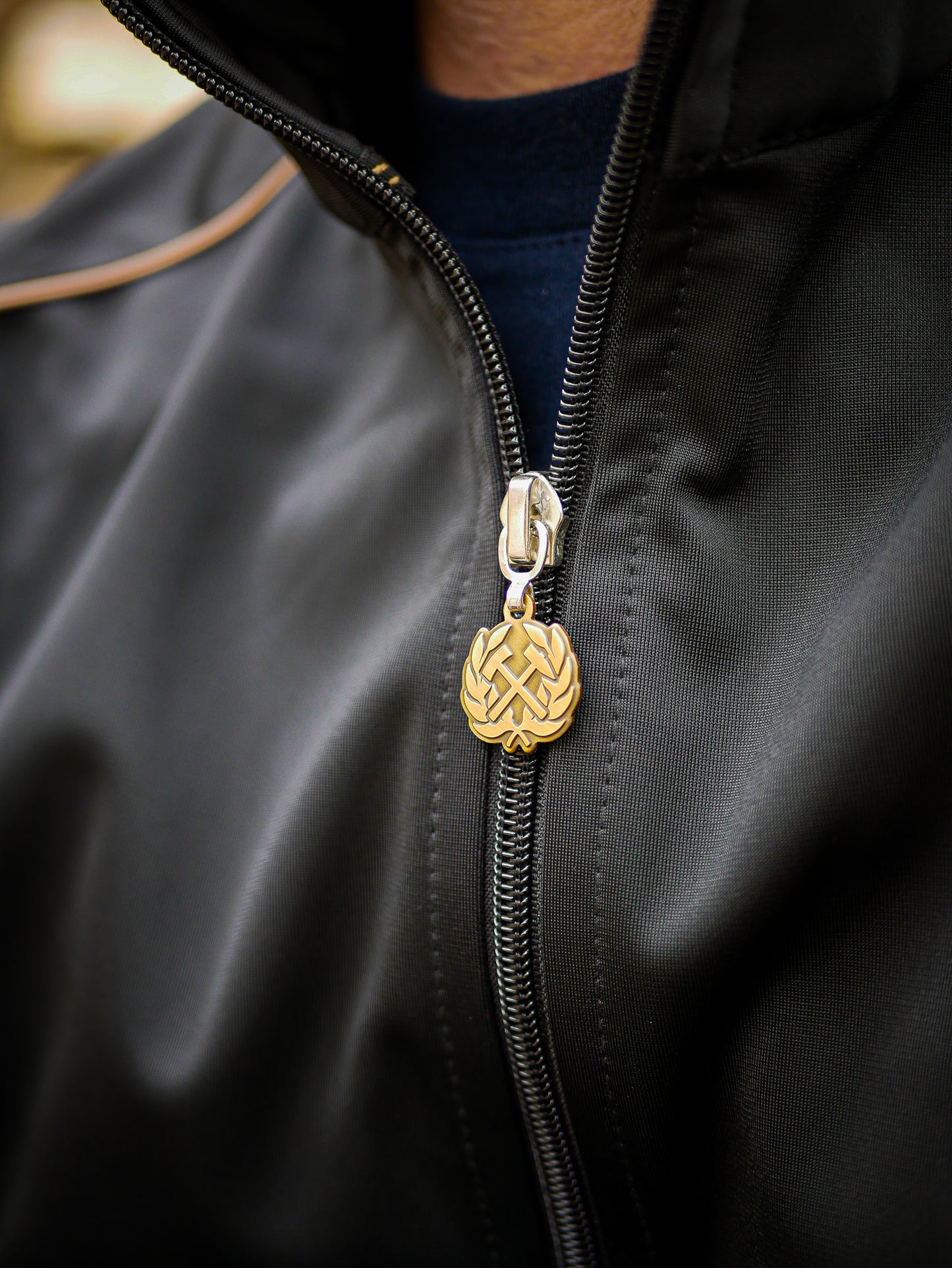 Trainingsjacke - Schwarz//Gold