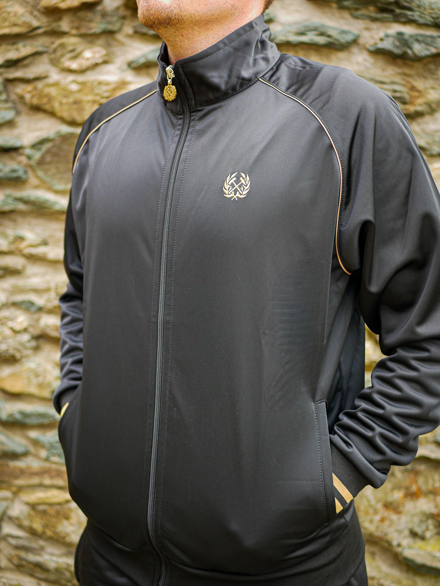 Trainingsjacke - Schwarz//Gold