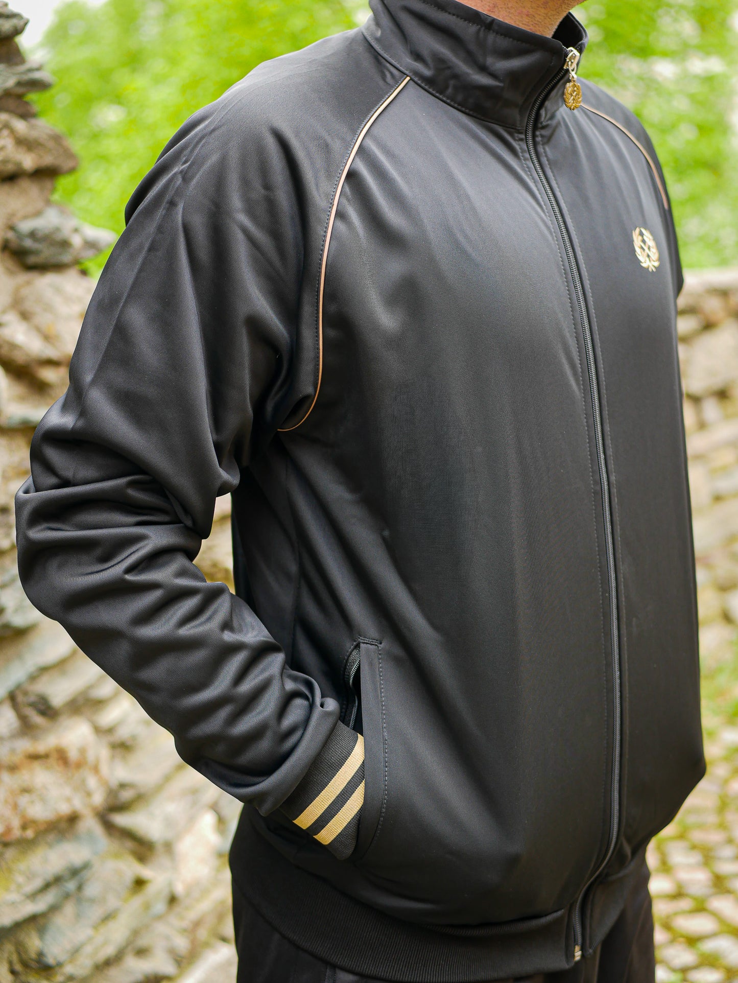 Trainingsjacke - Schwarz//Gold